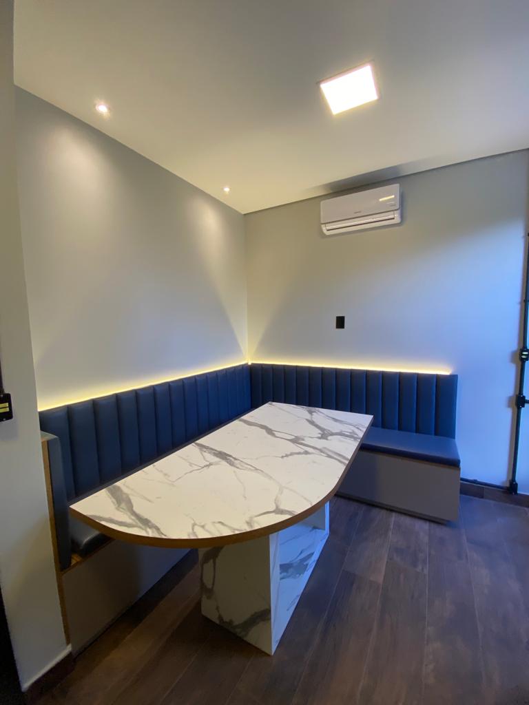 Copa com mesa em mármore, banco estofado azul e iluminação embutida — Amvali SC
