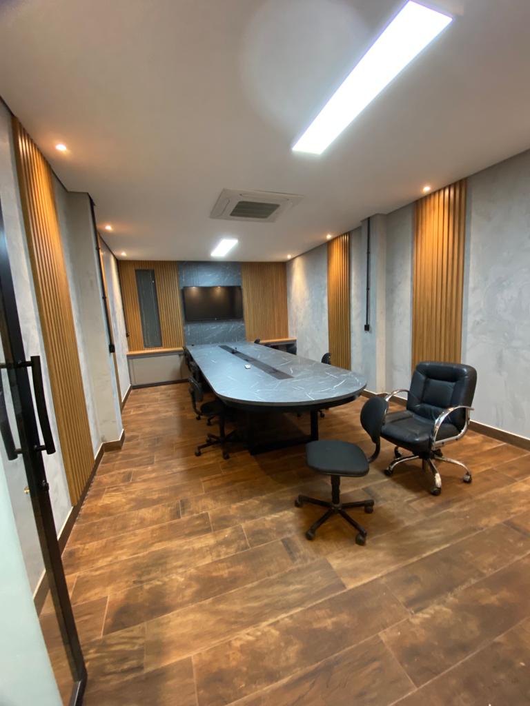 Sala de reuniões executada — Amvali SC, mesa em mármore e ripado de madeira